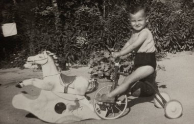 MİLAN, İtalya Nisan 1954: 50 'lerde oyuncakları olan çocuk