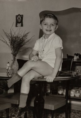 MİLAN, İTALYA MAYIS 1957: 50 'lerde evde çocuk portresi