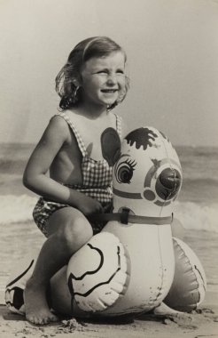 MILANO MARITTIMA, İTALYA 1956: küçük kız plajda şişme