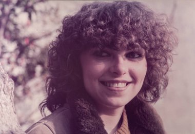 ROMA, İtalya Mayıs 1974: 70 'lerde parkta kız portresi