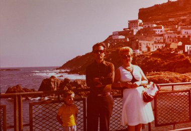STINTINO, İtalya Nisan 1974: İnsanlar Sardunya 'da 70' li yılların tatilinde