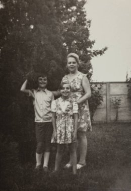 ROVİGO, İTALYA 17 NİSAN 1962: Anne ve çocukları 60 'lı yıllarda bahçedeydi