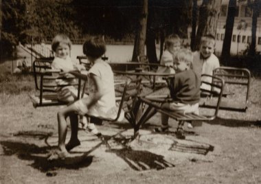 ROVİGO, İTALYA 18 HAZİRAN 1965: Çocuklar 60 'larda parkta oynuyor