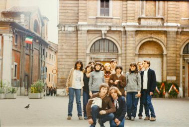 SALO, İtalya Mart 1979: 70 'lerde şehirde bir grup arkadaş