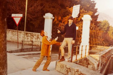 MILAN, İTALYA 18 AĞUSTOS 1975: Adamlar sokakta şaka yapıyor