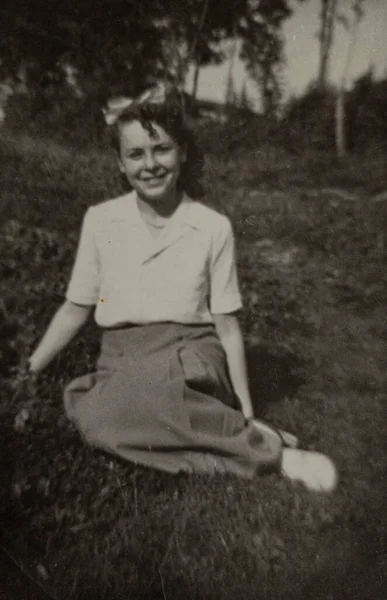 Asiago Olaszország 1956 Június Években Parkba Ült Lány — Stock Fotó