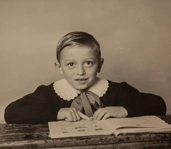 Milão Itália Maio 1957 Criança Escola Com Livro Nos Anos — Fotografia de Stock