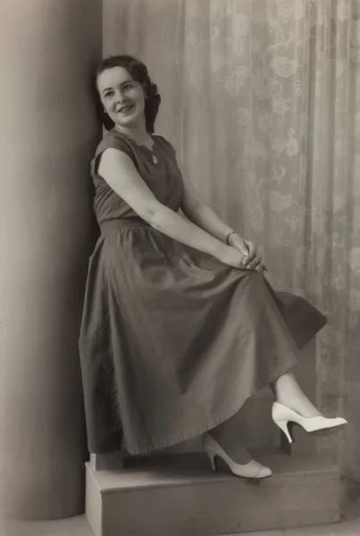 Villanova Del Ghebbo Italy October 1955 Girl Sitting Pose — Stock Photo, Image