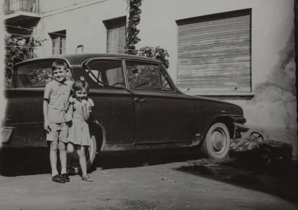 Villanova Del Ghebbo Olaszország 1964 Június Gyermekek Egy Autó Közelében — Stock Fotó