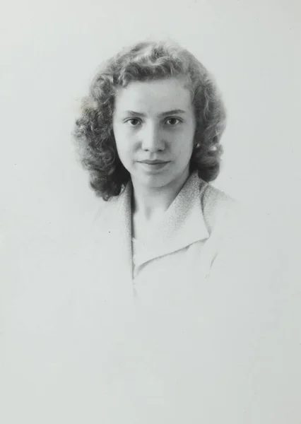 Villanova Del Ghebbo Itálie April 1954 Portrét Zblízka Dívka Bílém — Stock fotografie