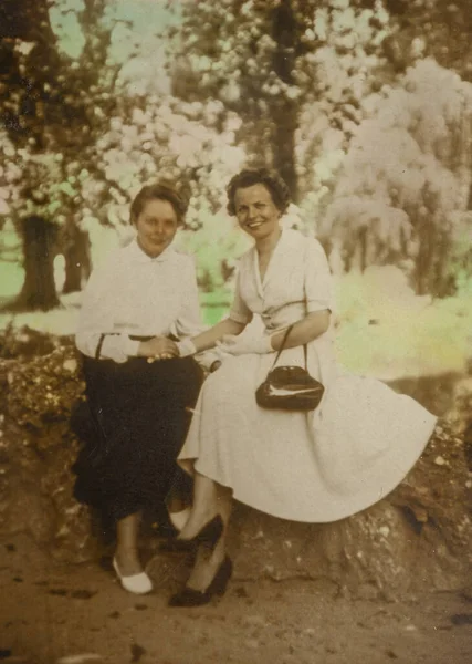 Asiago Ιταλια Ιουνιου 1956 Κυρίες Ένα Πάρκο Στη Δεκαετία Του — Φωτογραφία Αρχείου