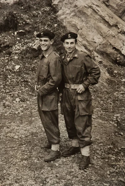 イタリア ローマ エイプリル社1968年 60年代の戦争で2人の兵士 — ストック写真