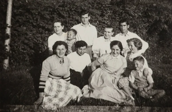 Villanova Del Ghebbo Itália Abril 1954 Grupo Pessoas Sorridentes Campo — Fotografia de Stock