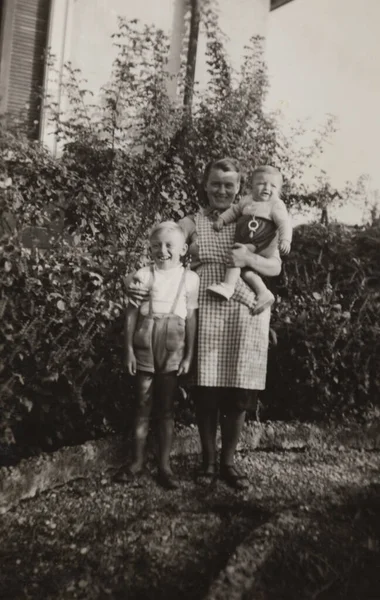 Milão Itália Abril 1954 Mãe Filhos Década — Fotografia de Stock