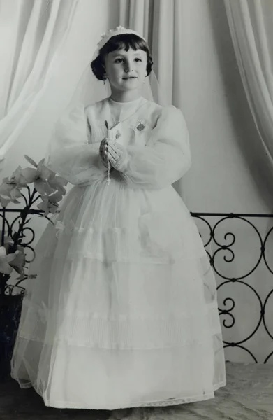 Milan Italy Απριλιοσ 1954 Κοριτσάκι Λευκά Ρούχα Δεκαετία Του — Φωτογραφία Αρχείου