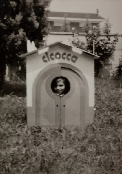 Милан Италия 1954 Маленькая Девочка Сарае Игрушек Саду Годы — стоковое фото