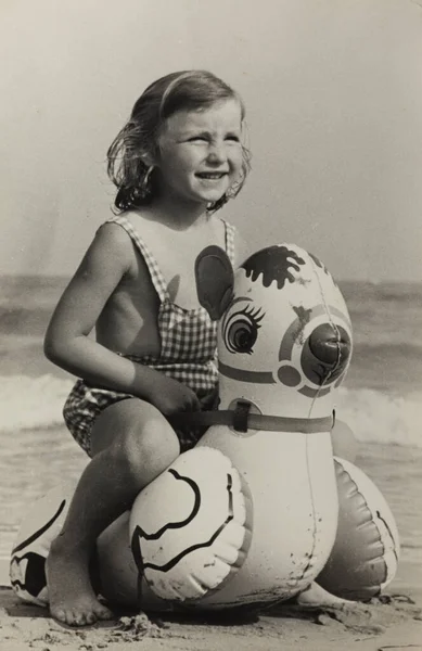 Milano Marittima Italie Juillet 1956 Petite Fille Avec Gonflable Plage — Photo