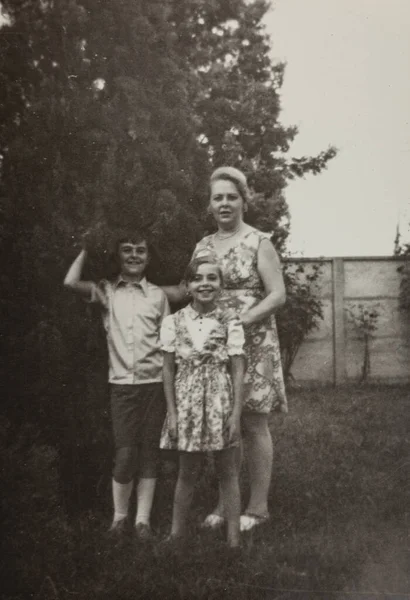 Rovigo Italia Aprile 1962 Mamma Con Bambini Giardino Casa Negli — Foto Stock