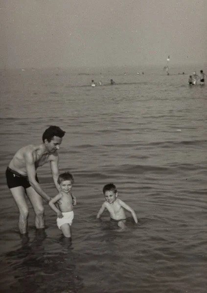 Milano Marittima Italy July 1965 Семья Отдыхе Море — стоковое фото