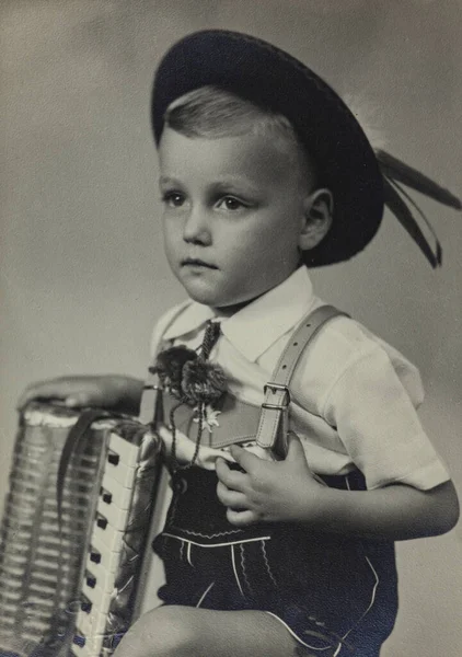 Ρωμη Ιταλια Μαϊοσ 1957 Παιδί Παίζει Ακορντεόν Στη Δεκαετία Του — Φωτογραφία Αρχείου