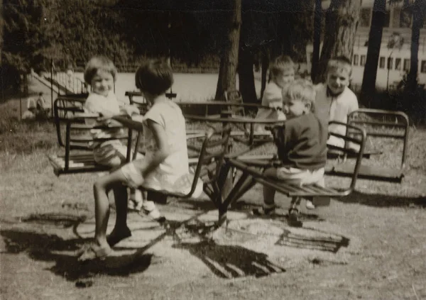 Rovigo Olaszország 1965 Június Gyerekek Parkban Játszanak Években — Stock Fotó