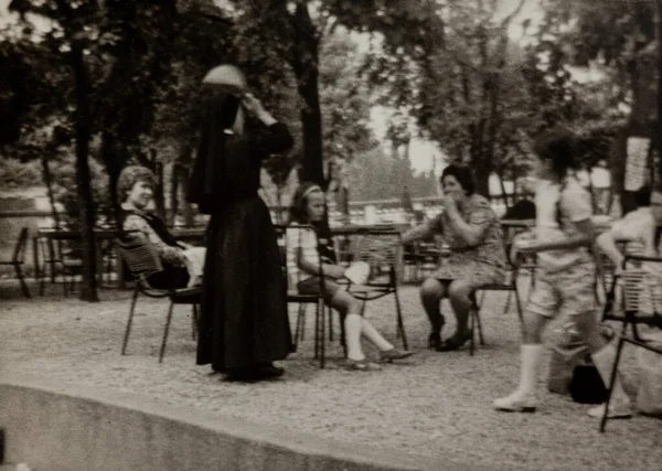 Milão Itália Setembro 1958 Irmã Prega Grupo Pessoas Rua Milão — Fotografia de Stock