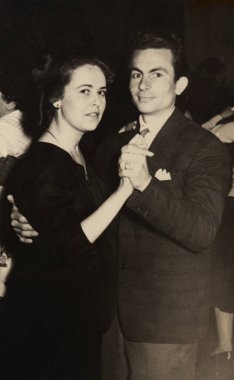 VILLANOVA DEL GHEBBO, İtalya Nisan 1964: 60 'larda çift vals yapıyor