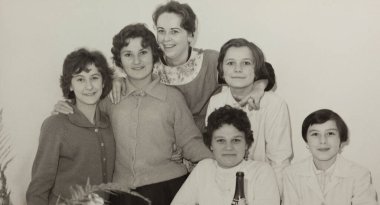 VILLANOVA DEL GHEBBO, İtalya Nisan 1964: 60 'larda aile fotoğrafı