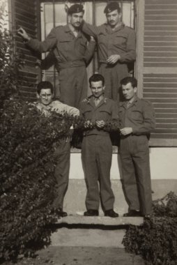 ROME, ITALY MARCH 1951: 50 'lerdeki askeri eğitim sırasında çocuklar