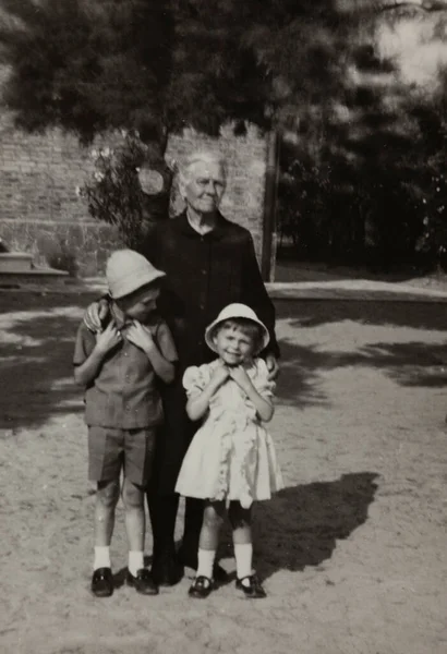 Villanova Del Ghebbo Olaszország 1964 Évekbeli Gyermekes Nagymama — Stock Fotó