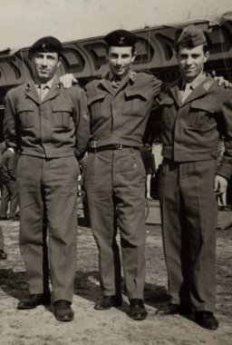 ROME, ITALY MARCH 1951: 50 'lerdeki askeri eğitim sırasında çocuklar