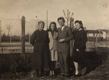 ROVİGO, İtalya Mart 1943: 40 'larda açık havada aile portresi