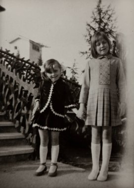VILLANOVA DEL GHEBBBO, İTALYA MARCH 1964: çocuklarla bahçede aile anıları