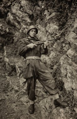 ROMA, ITALY MARCH 1951: 50 'li yıllarda tüfeği tutan asker