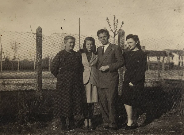 Rovigo Włochy Marzec 1943 Portret Rodzinny Zewnątrz Latach Tych — Zdjęcie stockowe