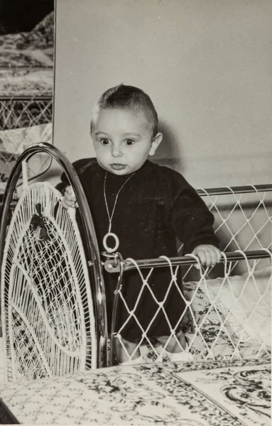 Rovigo Ιταλια Οκτωβριοσ 1958 Μωρό Στο Κρεβάτι Στη Δεκαετία Του — Φωτογραφία Αρχείου