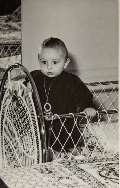 Rovigo Ιταλια Οκτωβριοσ 1958 Μωρό Στο Κρεβάτι Στη Δεκαετία Του — Φωτογραφία Αρχείου