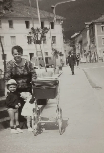 Milão Itália Abril 1958 Pessoas Rua Milão Nos Anos — Fotografia de Stock