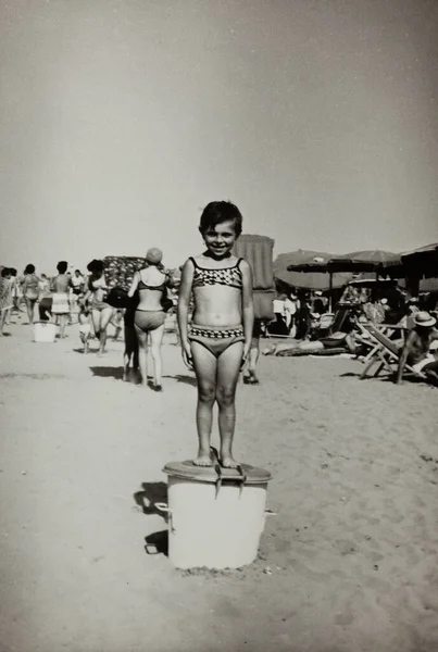 Milano Marittima Italia Luglio 1956 Bambina Spiaggia — Foto Stock