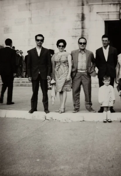 Villanova Del Ghebbo Itália Março 1964 Família Elegante Cidade Nos — Fotografia de Stock