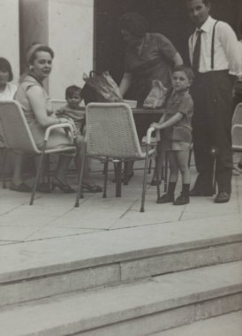 MILAN, İTALYA HAZİRAN 1959: 50 'lerde bardaki insanlar