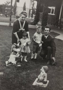 VILLANOVA DEL GHEBBBO, İTALYA MARCH 1964: 60 'larda bahçedeki mutlu aile