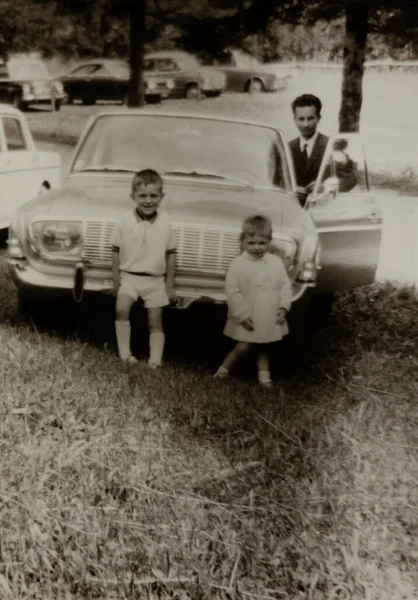 Villanova Del Ghebbo Olaszország 1964 Családi Emlékek Gyermekekkel Kertben — Stock Fotó