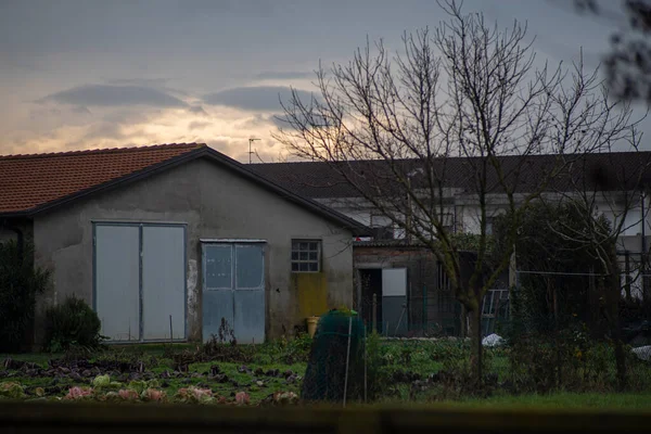 貧しい田舎の家は北イタリアの作物に没頭 — ストック写真