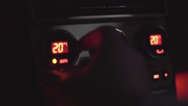 2.调整汽车的温度 — 图库视频影像