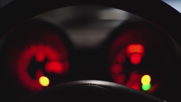 Скопление автомобильных приборов в темноте — стоковое видео