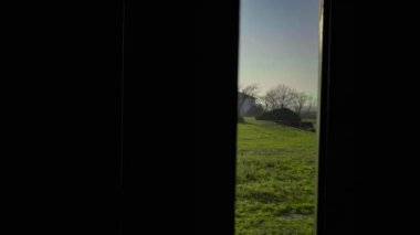 Kapıdan kırsala çıkın.