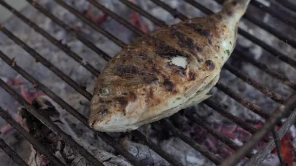 Смажена риба, приготування їжі — стокове відео