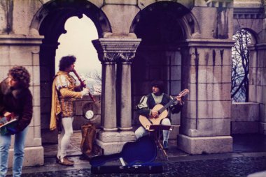 BUDAPEST, HUNGARY Eylül 1982: 80 'lerde Budapeşte' de Müzisyen Sokak sanatçıları