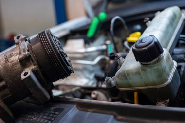 Bir atölyede parçalanmış parçaları olan otomobil motoru